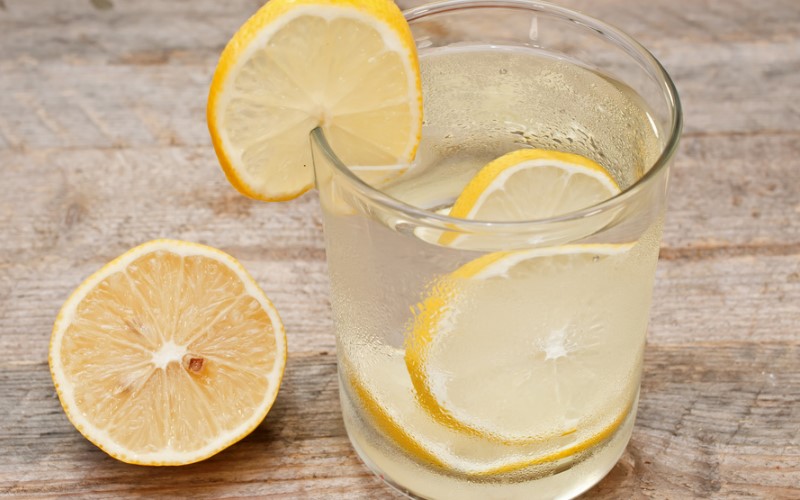 Evo zašto treba da svaki dan počnete s čašom tople vode i limunom