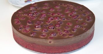Osvježavajuća torta s višnjama i čokoladom