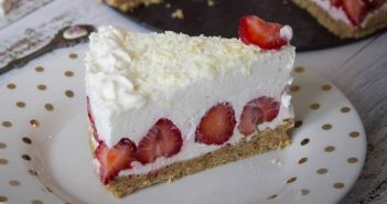 Brzo i bez pečenja: Kremasta torta s jagodama