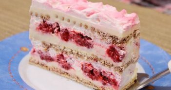 Brzo i bez pečenja: Voćna torta s turskim keksom