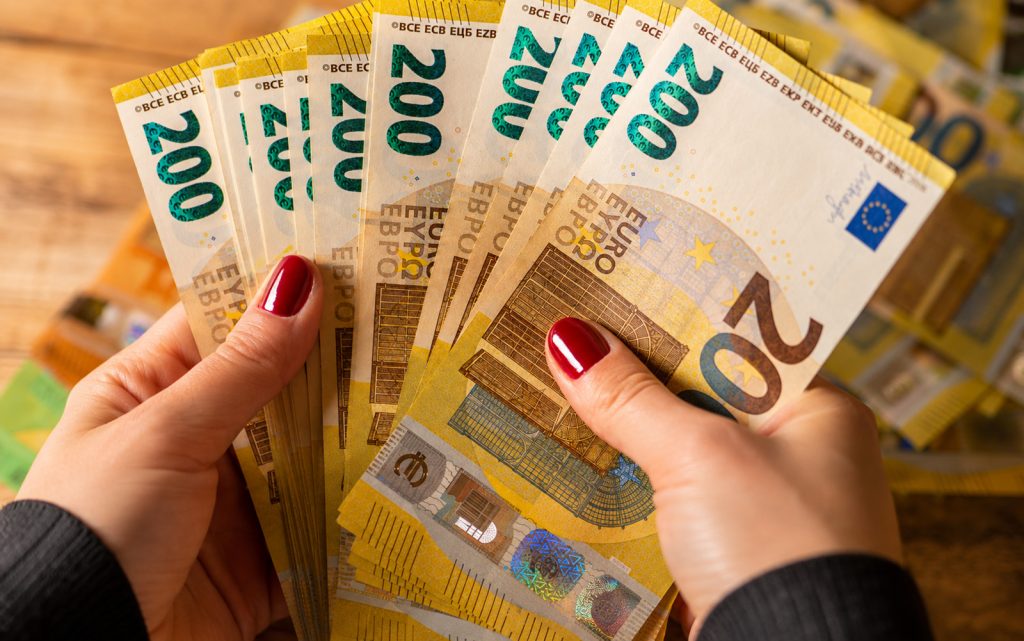 Svi im potajno zavide: Jeste li vi jedan od 4 znaka koji će do kraja godine plivati u novcu? Ženske ruke sa crvenim noktima drže lepezu novčanica od 200 eura.