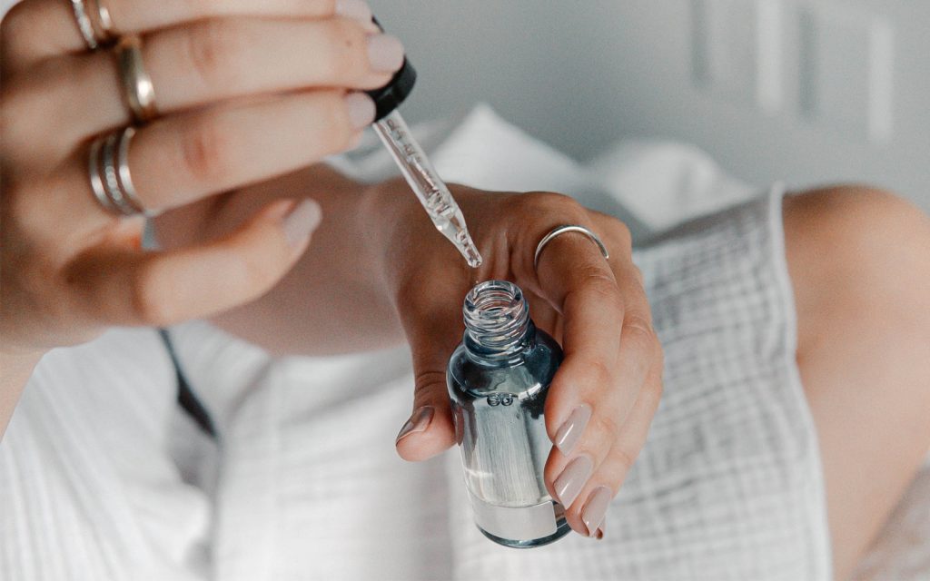 Ovaj serum za lice trenutno je jedan od najprodavanijih – evo zašto ga svi žele