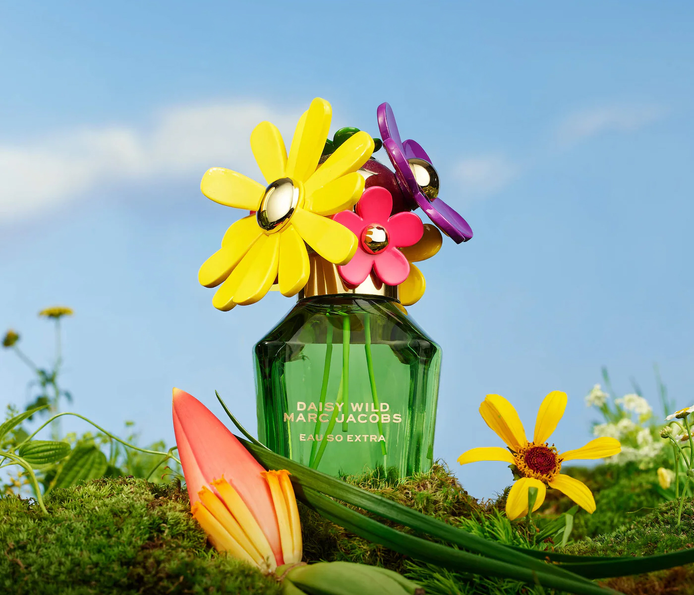 Marc Jacobs Daisy Wild Eau So Extra parfem u zelenoj bočici sa čepom ukrašenim žutim, ljubičastim i roze cvjetovima.