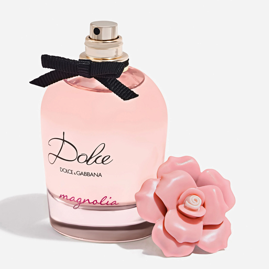 Dolce & Gabbana Dolce Magnolia ženski parfem u mat ružičastoj bočici sa čepom u obliku cvijeta magnolije i crnom mašnom.