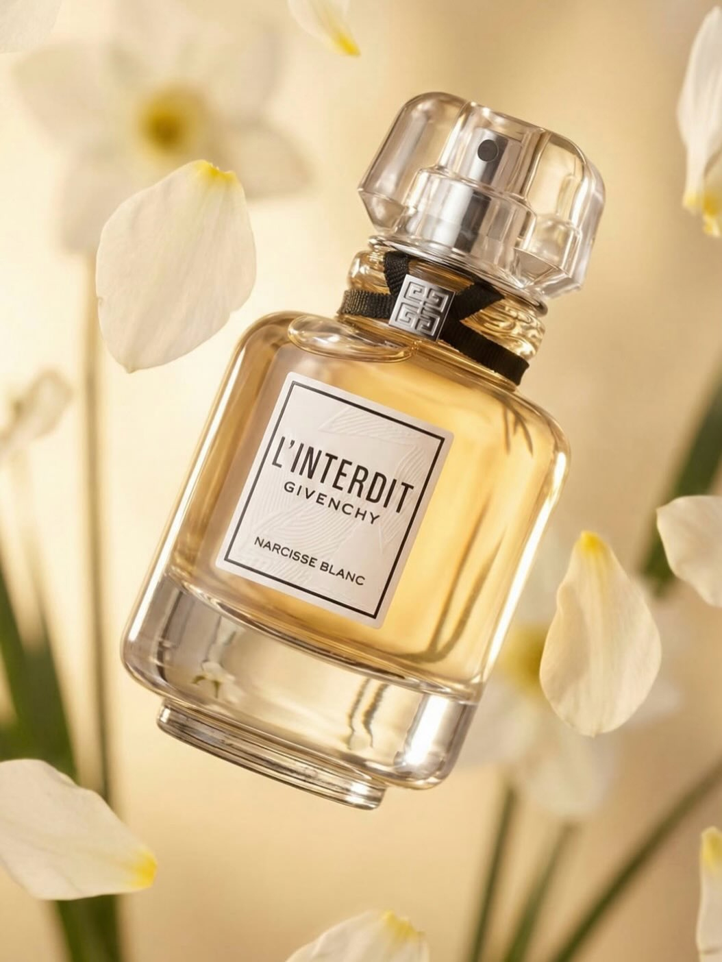 Givenchy L'Interdit Narcisse Blanc elegantna staklena bočica parfema sa bijelom etiketom i crnom ukrasnom trakom.