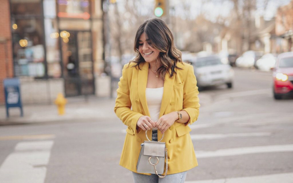 Žuta proljetna jakna kombinacija sa farmerkama.