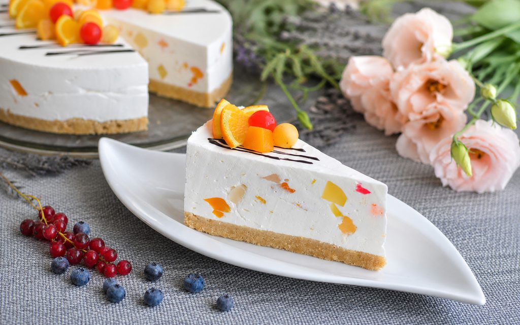 Brzo i bez pečenja: Jogurt torta s miješanim voćem