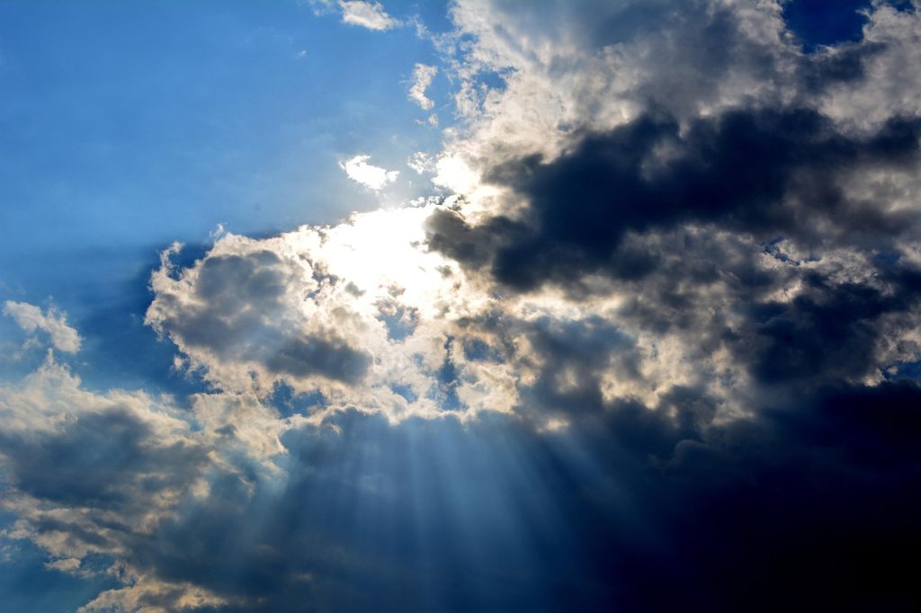 dramatično nebo sa svjetlosnim zrakama koje simbolizuje preokret 15. februara 2026.