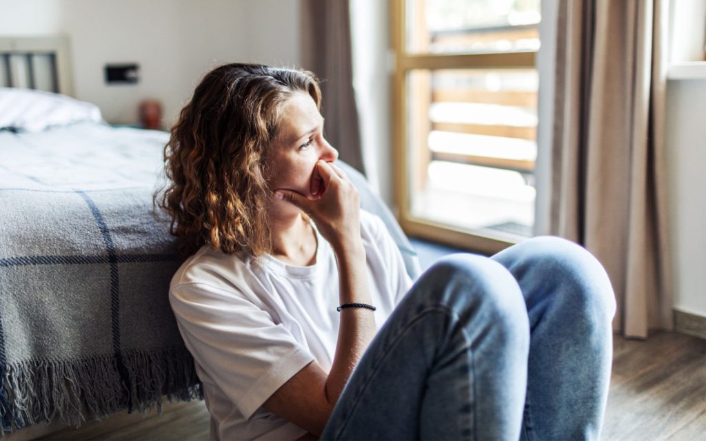 zabrinuta žena simbolizuje napet dan i astrološki uticaj petka 13.