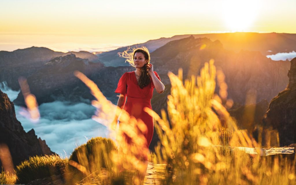 Horoskopski znak koji će ovog proljeća dobiti sve što poželi Žena u crvenoj haljini na vrhu planine obasjana suncem, simbol horoskopskog znaka Ovan i nove energije za proljeće 2026. godine.