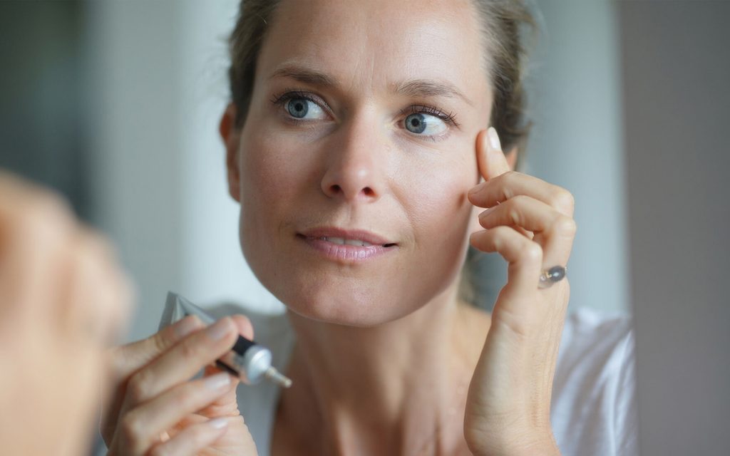 Demonstracija pravilnog nanošenja korektora za prekrivanje umora i postizanje mladolikog izgleda