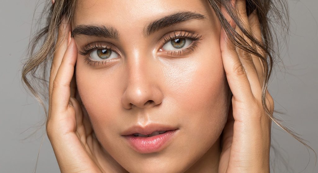 Krupni plan lica žene sa savršeno ujednačenim tenom i blistavim područjem oko očiju bez vidljivih tamnih kolutova i tragova umora.