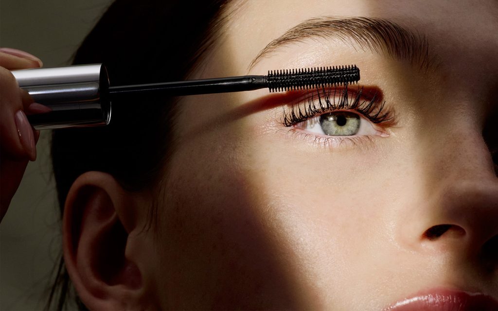 Krupni kadar oka s pjegicama na koje se nanosi maskara za ekstremni volumen i dužinu.