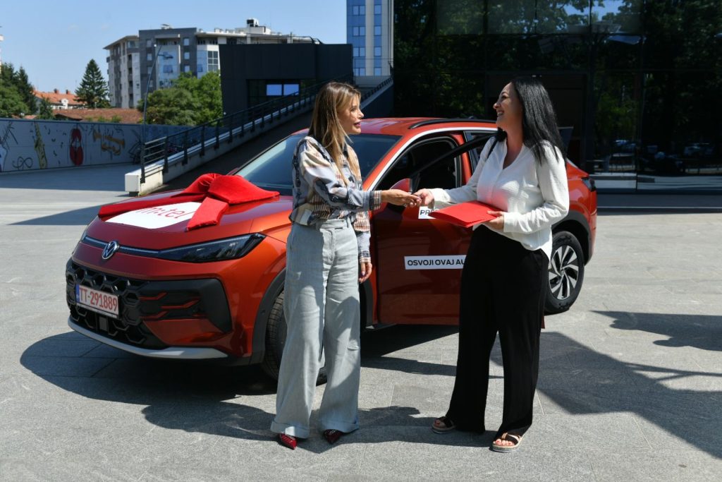 Ključevi Volkswagen T-Roca uručeni dobitnici m:tel nagradne igre „Nikad lakše do auta“