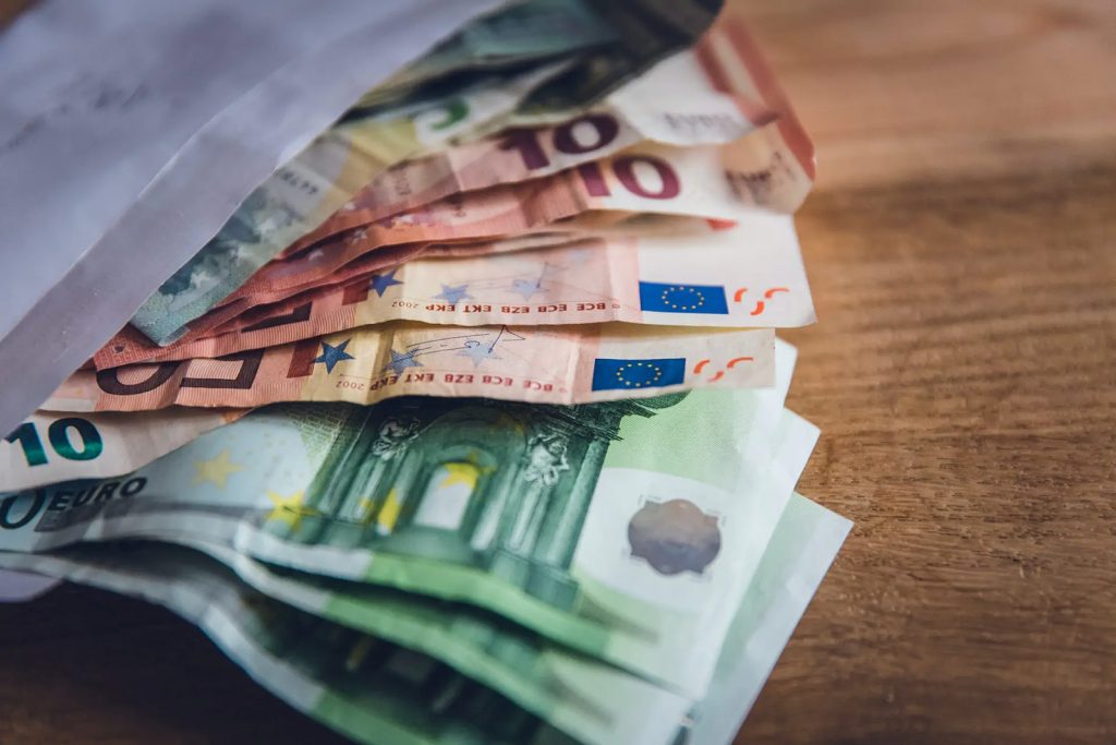 Do 4. jula novac stiže za 4 znaka: Jedan detalj može sve usporiti Novčanice eura na stolu kao ilustracija finansijskih prilika koje do 4. jula očekuju četiri horoskopska znaka.