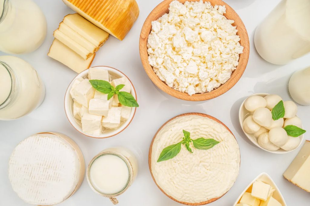 Koji sir je najzdraviji? Nutricionisti se slažu oko ovog izbora Zrnasti sir i druge vrste sira i mliječnih proizvoda na stolu.