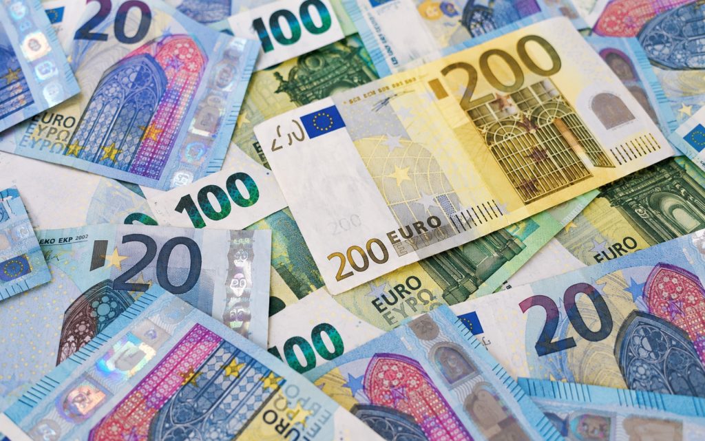 Od 20. septembra ova 3 znaka mogu da očekuju više novca: Finansijske brige konačno popuštaju Novčanice eura kao ilustracija povoljnijeg finansijskog perioda za tri horoskopska znaka.