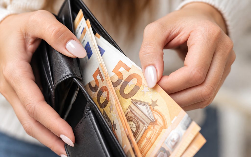 Novčane brige ostaju iza njih: Ova 3 znaka do kraja oktobra mogu da odahnu Žena sa urednim mliječnim noktima vadi novčanice od 50 evra iz crnog novčanika, kao ilustracija finansijskog poboljšanja za tri horoskopska znaka do kraja oktobra.